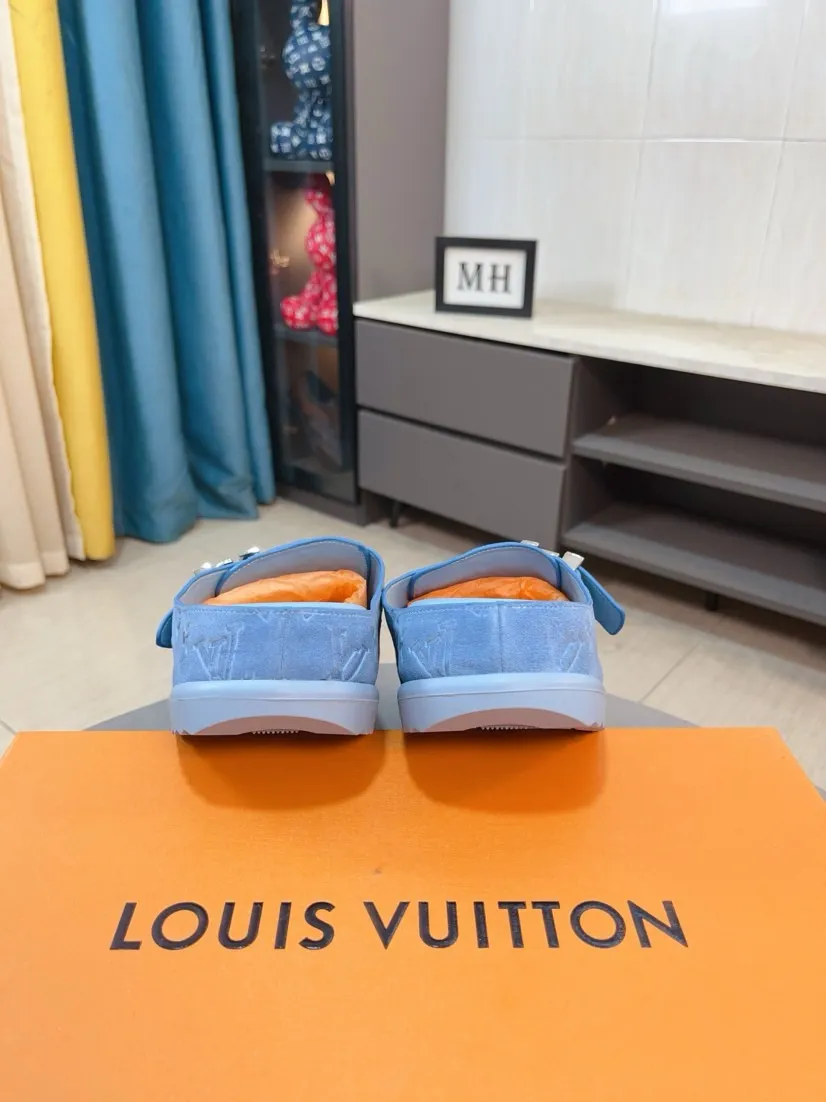 Men's Men's Shoes 💰400🌸🌸🌸🌸LV Easy 2025 new men's casual sandals and slippers, made of suede cow leather, with Monogram pattern to highlight the trendy style. Adjustable straps illuminated with LV letters, while a resilient insole and micro outsole provide lightweight comfort. Made of suede cow leather with embossed Monogram pattern and brand element metal hardware✅Adjustable straps➕Tough insole‼ ️Micro outsole. Comfortable and easy to wear‼ ️ size：38-45